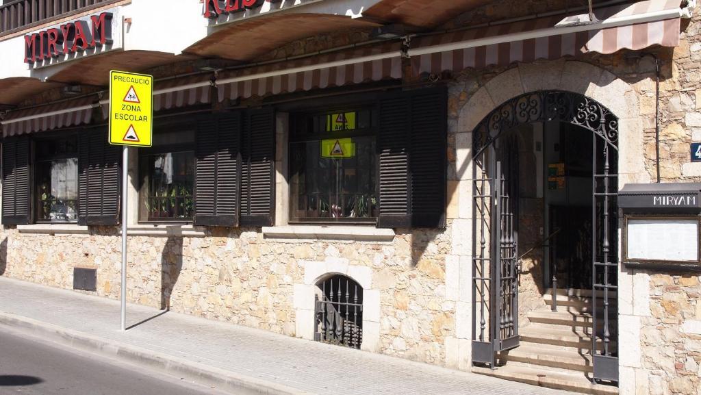 Hostal Miryam L' Escala Luaran gambar