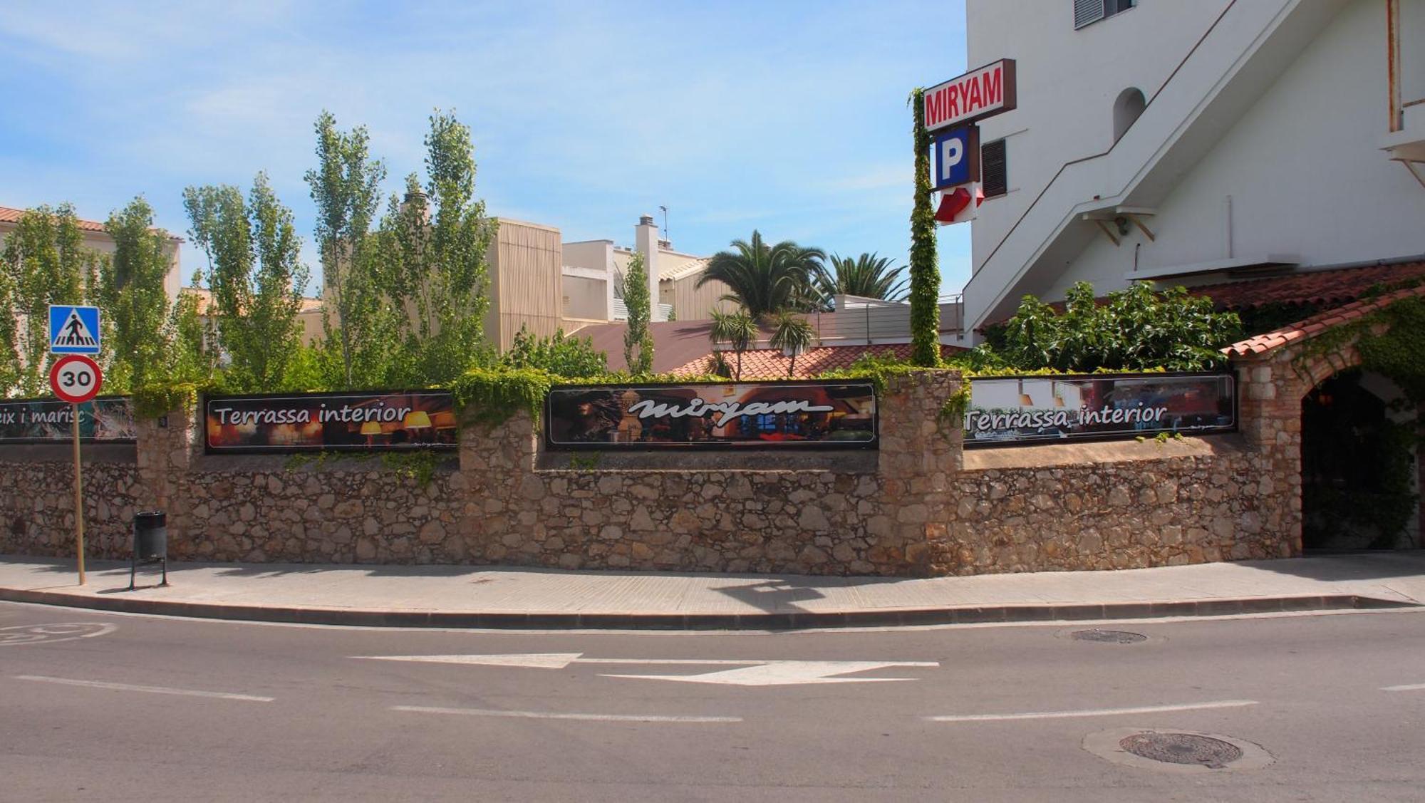 Hostal Miryam L' Escala Luaran gambar